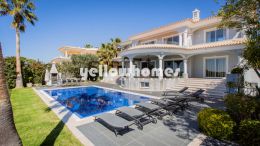 Exceptional 4-bed villa with panoramic sea views