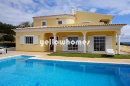 Moradia V4 com vista panorâmica sobre o mar perto de Loulé 