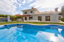 Traditional and stunning 5-bedroom villa with pool...