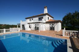 Hochwertige 4 SZ Villa mit Salzwasserpool auf grossem...