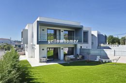 Modern 4-Bedroom Villa with Roof Terrace near Santa...