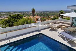 Schöne 4-SZ Villa mit Meerblick, Pool, 2 Gäste Apts und Baugrundstück bei Loule