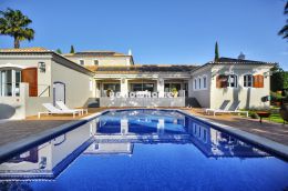 Stunning 5-Bedroom Frontline Golf Villa in Prestigious...