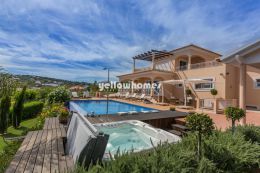 Luxurious 4-bedroom villa with guest house, heated...