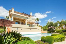 Three-bedroom villa with pool and beautiful golf...