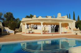 Espaçosa vivenda V3 inserida num grande terreno privado...