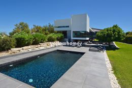 Contemporary 4-bedroom villa with pool and large...