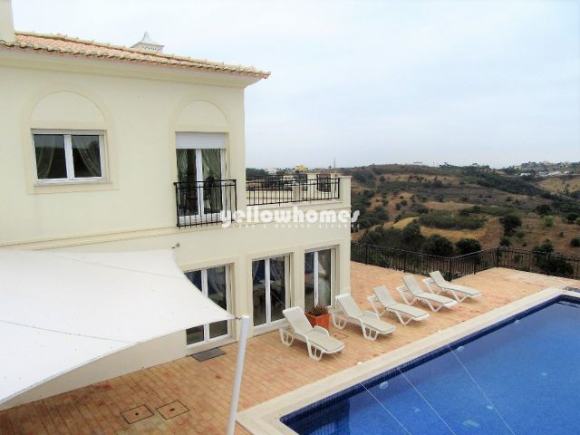 Atemberaubende Villa mit großem Pool und herrlichem Meerblick nahe Monte Rei Golf