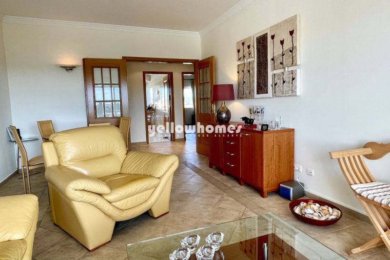 Excelente relação preço/qualidade: Apartamento T2 penthouse com vistas fantásticas perto da praia da Falesia