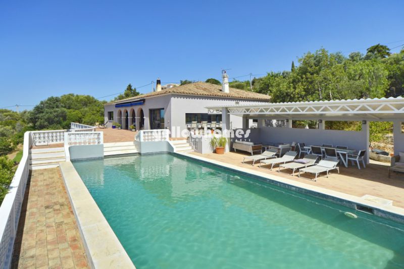 4-bedroom villa with stunning sea views in Santa Barbara de Nexe