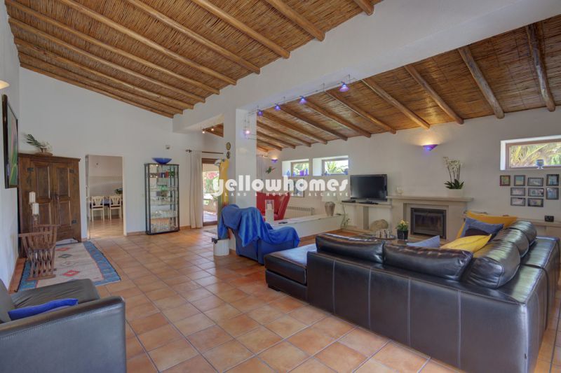 Encantadora moradia terrea V7 com piscina e amplo terreno perto de Loule