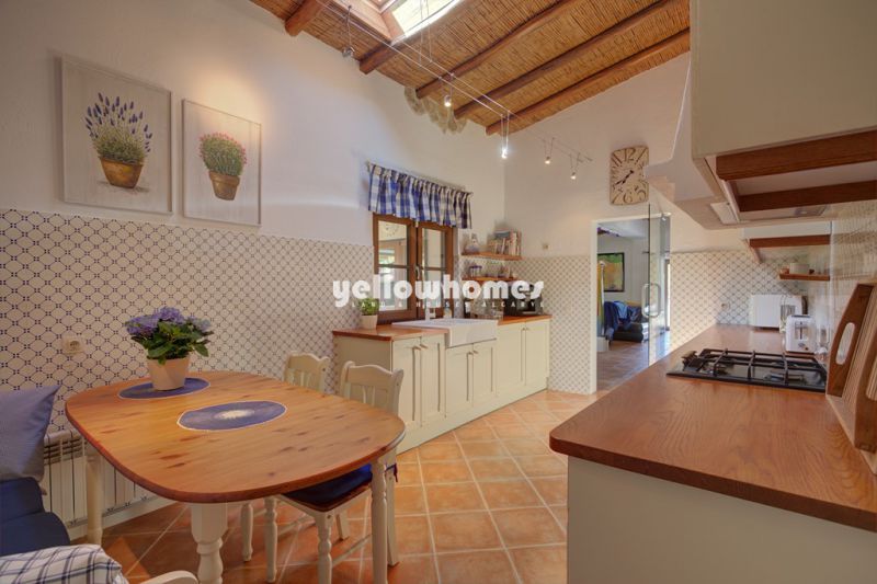 Encantadora moradia terrea V7 com piscina e amplo terreno perto de Loule