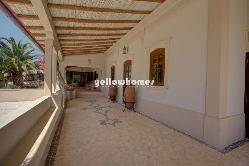 Encantadora moradia terrea V7 com piscina e amplo terreno perto de Loule