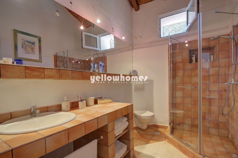 Encantadora moradia terrea V7 com piscina e amplo terreno perto de Loule