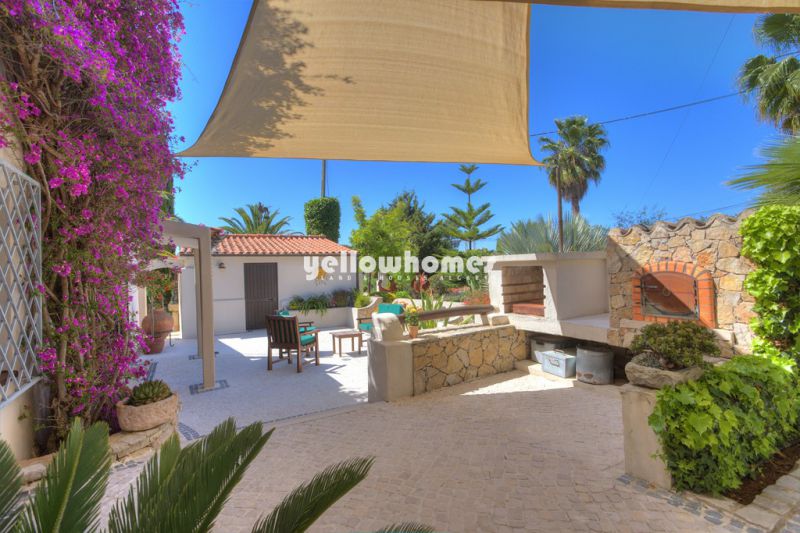 Encantadora moradia terrea V7 com piscina e amplo terreno perto de Loule