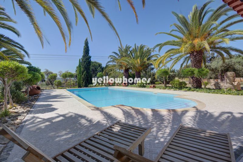 Encantadora moradia terrea V7 com piscina e amplo terreno perto de Loule