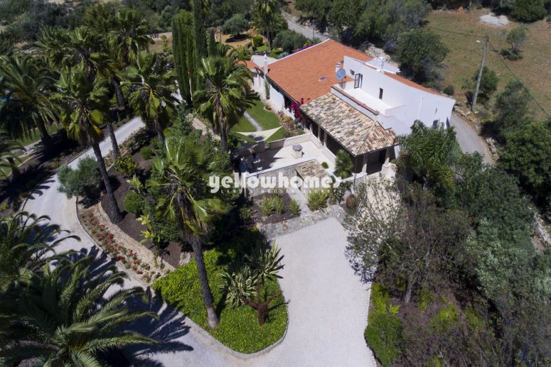 Encantadora moradia terrea V7 com piscina e amplo terreno perto de Loule