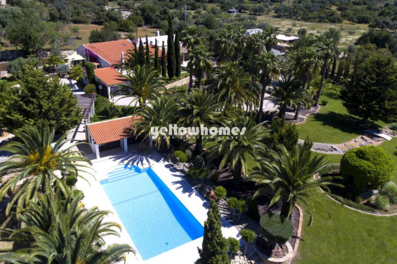 Encantadora moradia terrea V7 com piscina e amplo terreno perto de Loule