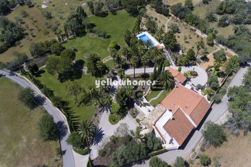 Encantadora moradia terrea V7 com piscina e amplo terreno perto de Loule