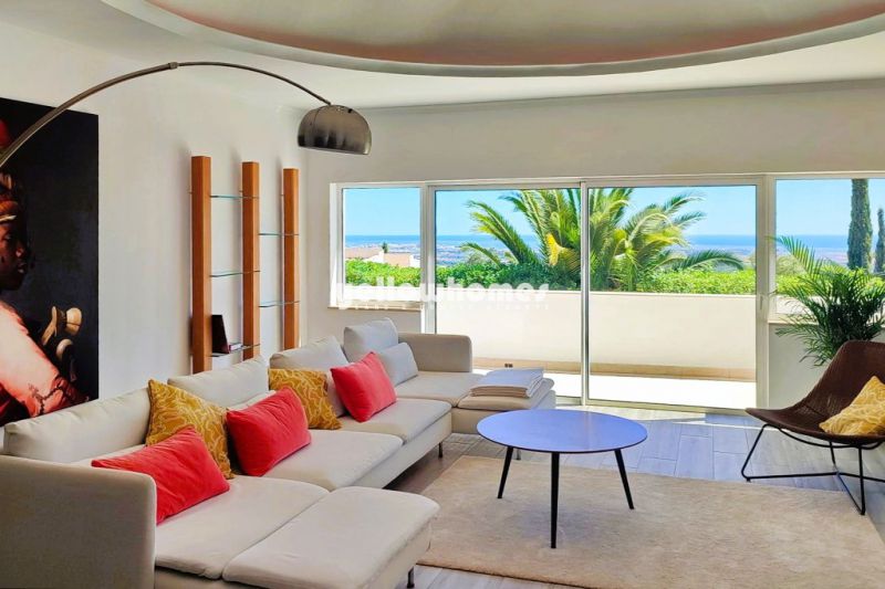 Top-Quality 2-bedroom Villa with Breathtaking Sea Views near Loulé/Almancil