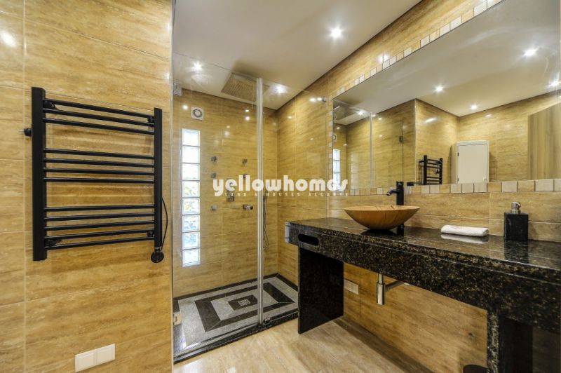 Top-Quality 2-bedroom Villa with Breathtaking Sea Views near Loulé/Almancil