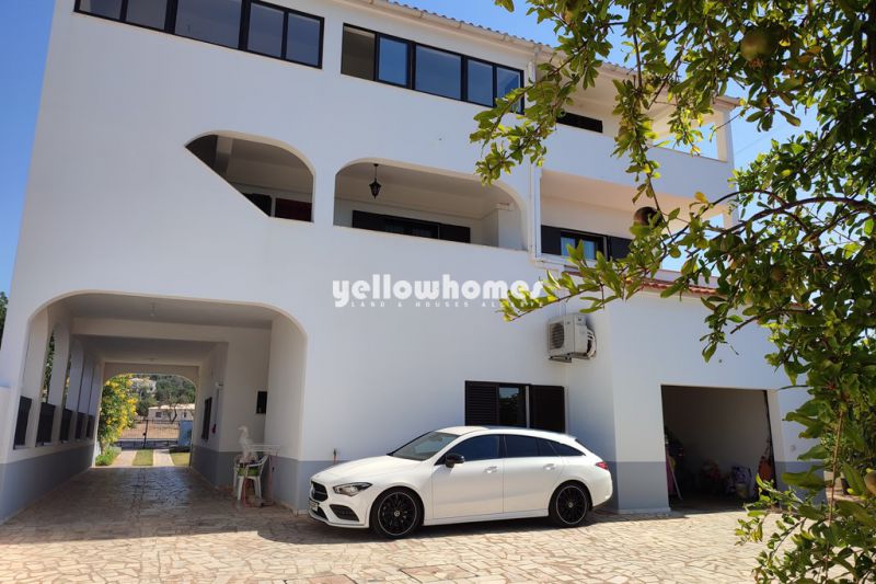 Spacious 7-bed villa on large plot with garage in a central location near Vilamoura 