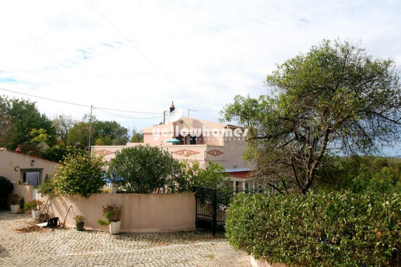Attractive Portuguese villa with guest house and good size plot near Loule