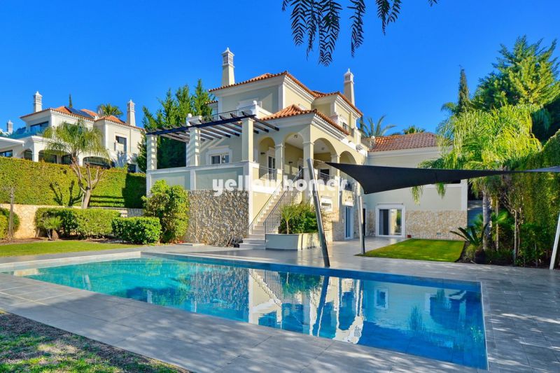 Beautiful villa with pool and double garage in a prestigious location with sea views