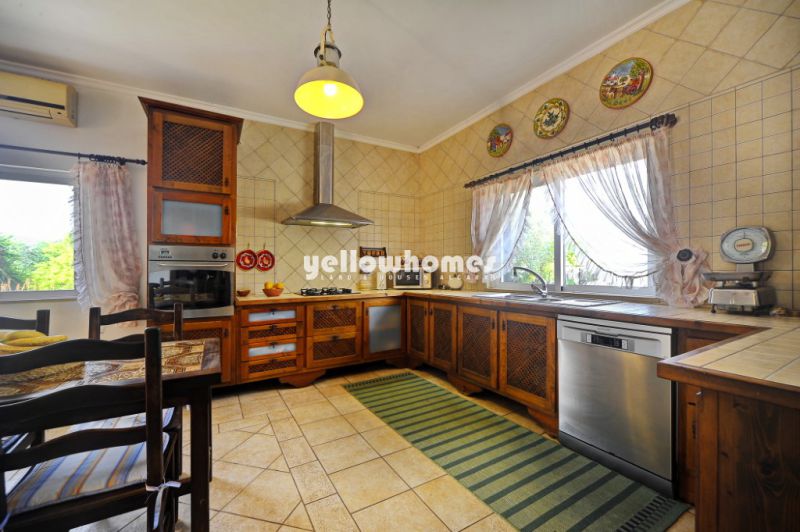 Moradia térrea V3 espaçosa situada num amplo terreno privado perto de Loulé