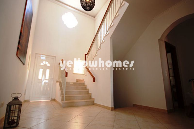 Moradia nova com 4-quartos localizada perto de Almancil