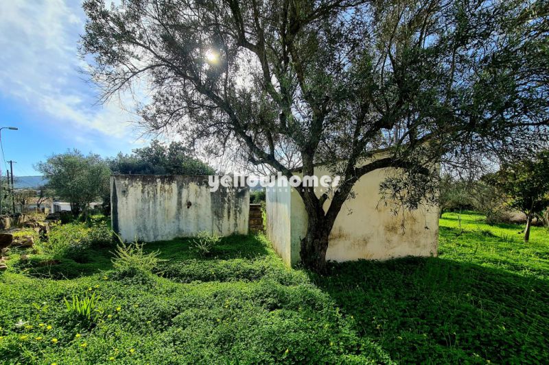 Good size plot with old house ideal for rebuilding, or a villa project near Loule