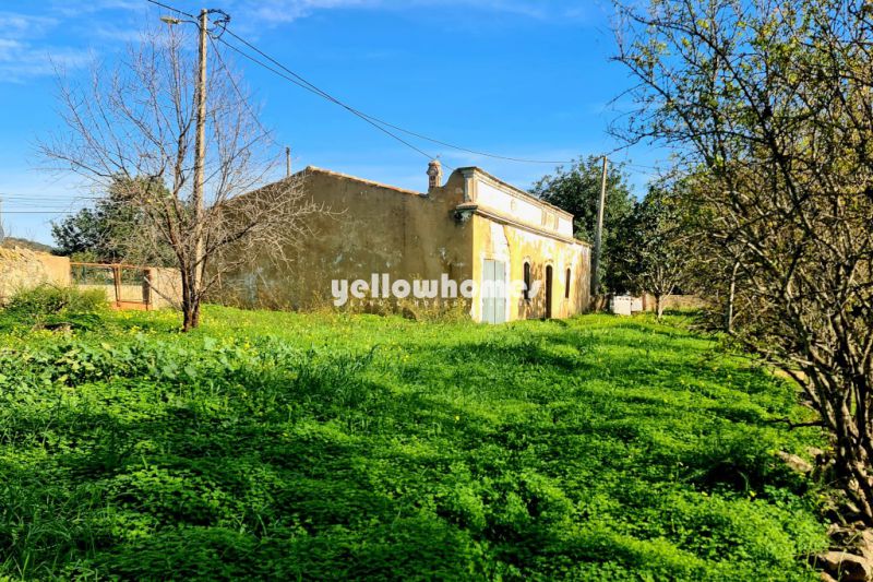 Good size plot with old house ideal for rebuilding, or a villa project near Loule