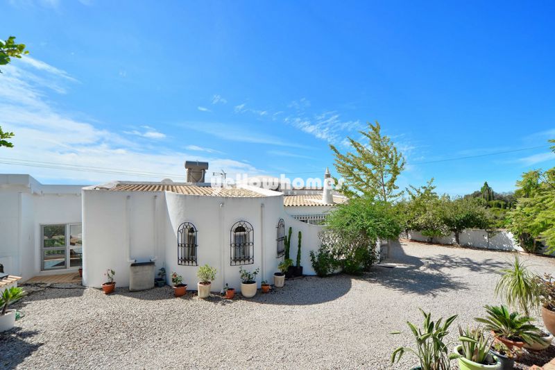 Beautifully presented bungalow style villa close to Loule in a quite countryside
