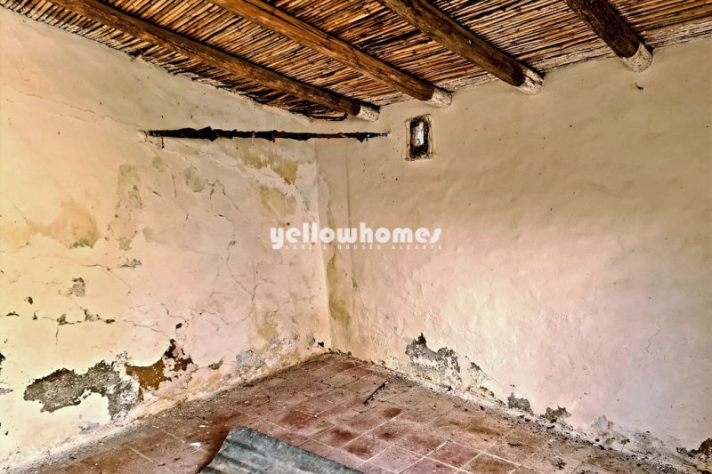 Typical country style, semidetached property for renovation near Boliqueime 
