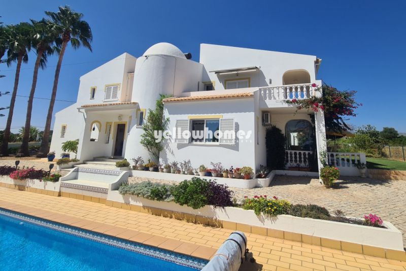 Large impeccably maintained 5-bedroom villa with pool near Vilamoura