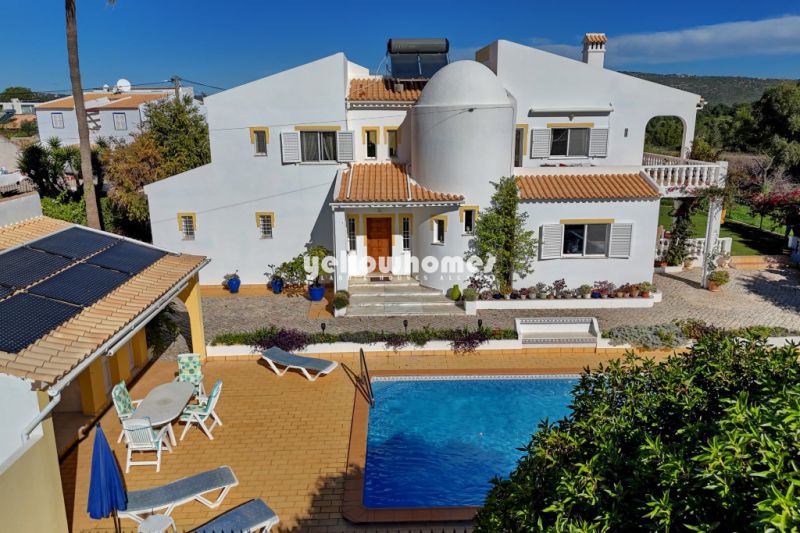 Large impeccably maintained 5-bedroom villa with pool near Vilamoura