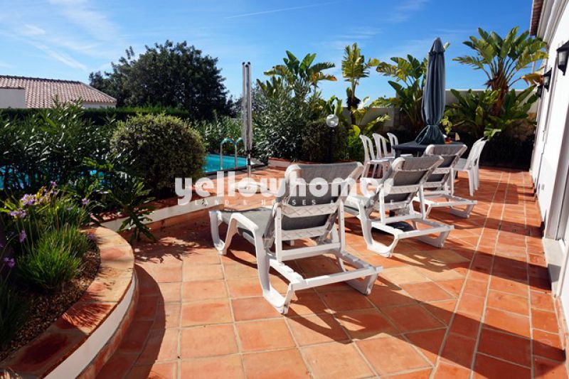 Semi detached 4-bed villa with sea views in Santa Barbara de Nexe