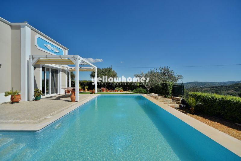 Moradia V3 de qualidade com piscina infinita, piso radiante e vista mar 