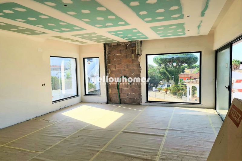 Modern, new build 3 bedroom villa with garage and pool near Quarteira