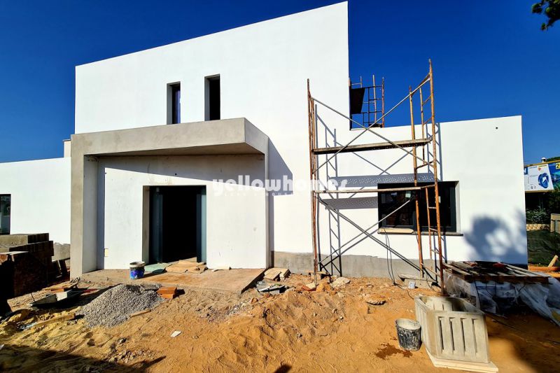 Modern, new build 3 bedroom villa with garage and pool near Quarteira