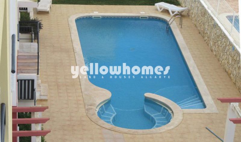 2-bed top floor apartment with communal pool near Tavira