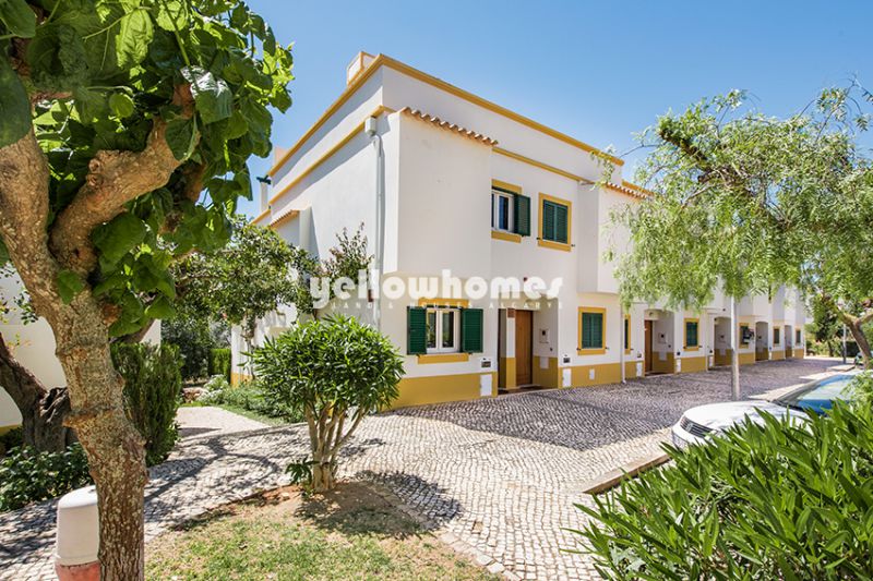 2-bed property with communal pool and nice views towards Tavira Island