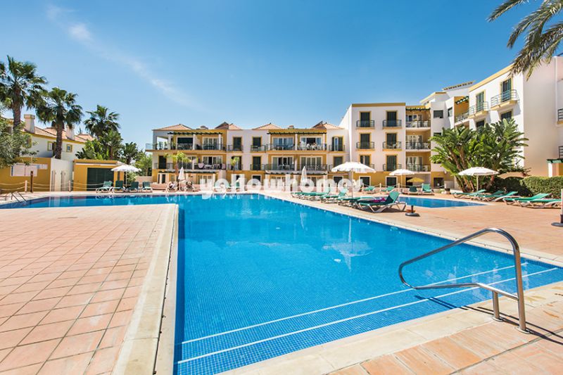 Propriedade T2 com piscina comum e bonita vista para a Ilha de Tavira