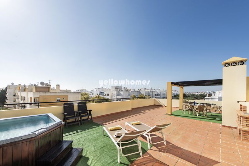 Modern 2-bed apartment with sea view and private roof terrace in Tavira