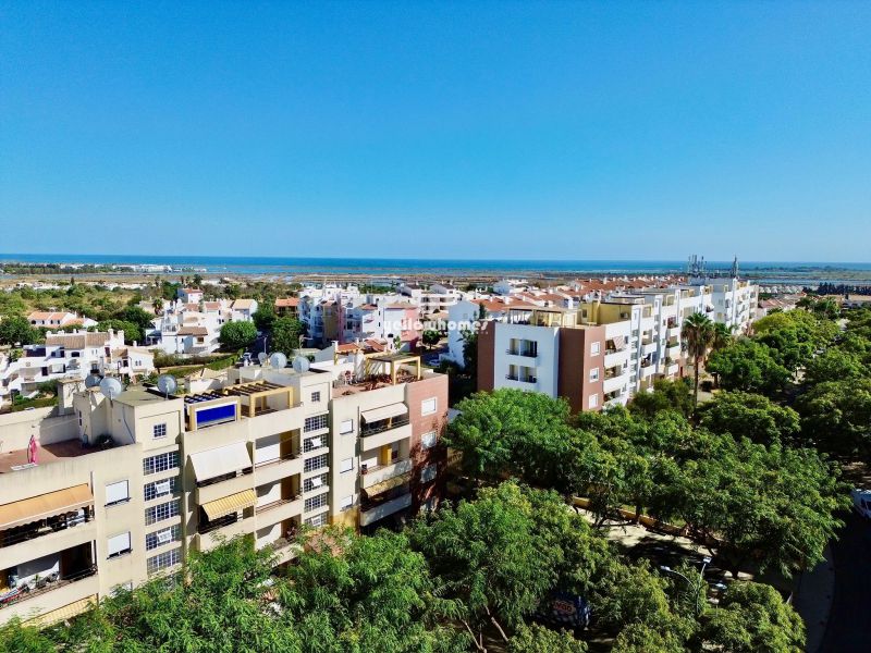 Espaçoso penthouse T1 com grande terraço e vista mar em Tavira