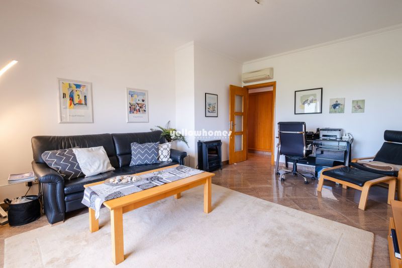Espaçoso penthouse T1 com grande terraço e vista mar em Tavira