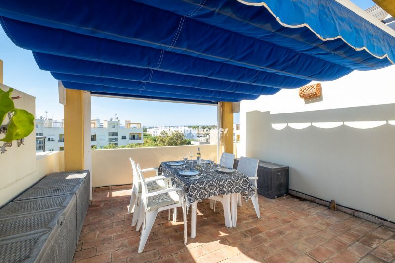 Espaçoso penthouse T1 com grande terraço e vista mar em Tavira