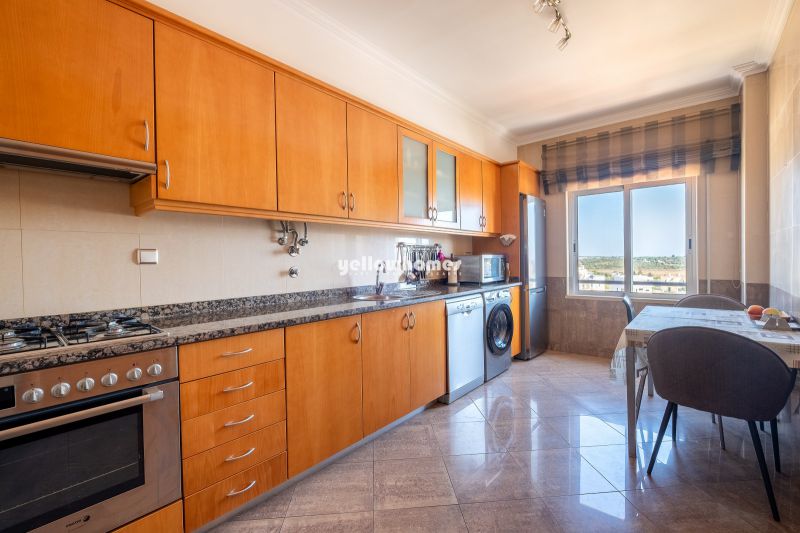 Espaçoso penthouse T1 com grande terraço e vista mar em Tavira