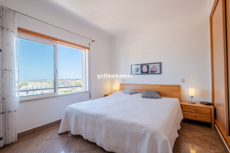 Espaçoso penthouse T1 com grande terraço e vista mar em Tavira