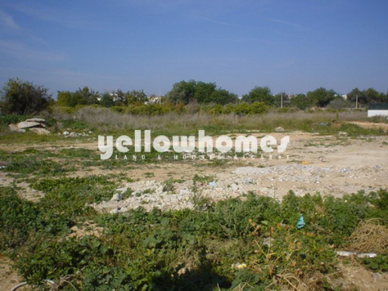 Terreno urbano para construção de uma moradia muito espaçosa com piscina